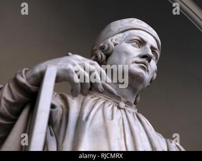 Statue de Arnolfo di Cambio à la recherche jusqu'à la cathédrale de la cathédrale de Florence Banque D'Images