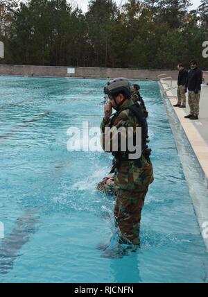 STENNIS SPACE CENTER, au Mississippi -- étudiants internationaux participant à l'instruction pour la Marine et de l'École de formation technique Agent de patrouille fluviale et côtière participer à un cours d'essai de flottaison nécessaires sur les installations du NAVSCIATTS John C. Stennis Space Center au Mississippi. Étudiants en classe 18-2's itérations de CCEP et PCOR représentent les pays de l'Arabie saoudite, le Liban, la Bulgarie, la Pologne, les Philippines, et le Suriname. Ccep et huit semaines PCOR sont des cours de formation conçus pour fournir du personnel ayant les connaissances et les compétences nécessaires pour exploiter les zones côtières et ri Banque D'Images