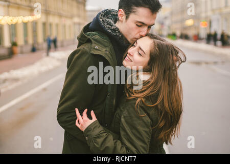 Thème L'amour et la romance. Portrait jeunes couple hétérosexuel dans l'amour les élèves petit ami embrasser de fille au centre de la route en centre de Banque D'Images