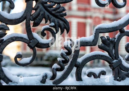 Décoratifs recouverts de neige porte de la cour de metal - image Banque D'Images