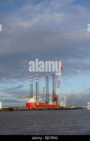 Oil Rig et navire d'approvisionnement, Great Yarmouth port extérieur Norfolk UK Banque D'Images