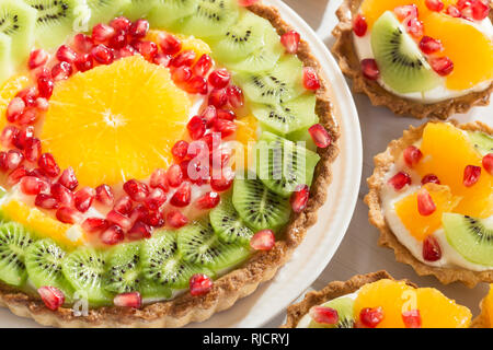 Tartelettes aux fruits sur une plaque Banque D'Images