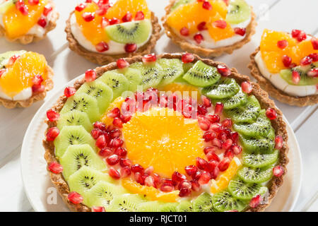 Tartelettes aux fruits on white background Banque D'Images