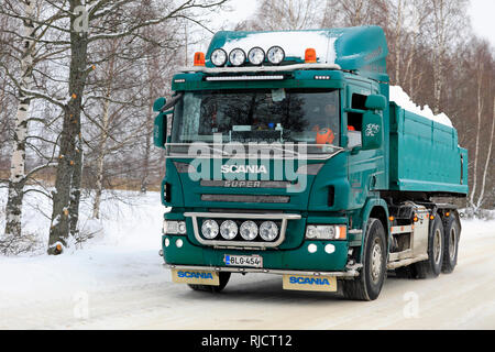 Salo, Finlande - le 2 février 2019 : Green Scania P420 camion benne à grande vitesse transportant la neige provenant des rues et parcs de stationnement à ville zone de déversement de la neige Banque D'Images