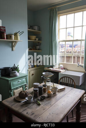 Une cuisine/salle à manger des années 1930 dans le logement dos à dos au Black Country Living Museum à Dudley, West Midlands, Angleterre, Royaume-Uni Banque D'Images