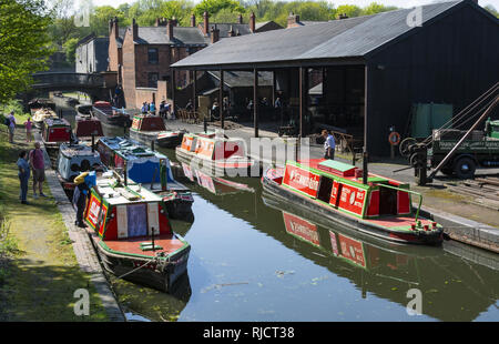 Les barges du canal et le moulin à roulement du Black Country Living Museum à Dudley, West Midlands, Angleterre, Royaume-Uni Banque D'Images