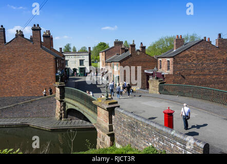 Pont Canal Street et pub Bottle and Glass au Black Country Museum, Dudley, West Midlands, Angleterre, Royaume-Uni Banque D'Images