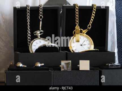 Montres de poche en or et argent et boutons de manchette exposés à Harry Morrals Gentlemens Outfitters au Black Country Museum, Dudley, Angleterre, Royaume-Uni Banque D'Images