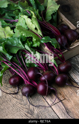 Les frais betterave sur table rustique en bois Banque D'Images