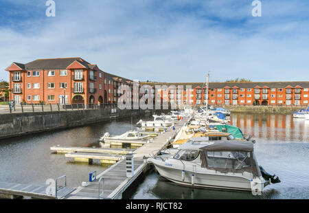 SWANSEA, Pays de Galles - Octobre 2018 : Bateaux et yachts à Swansea marina avec des blocs d'appartements dans l'arrière-plan. Banque D'Images