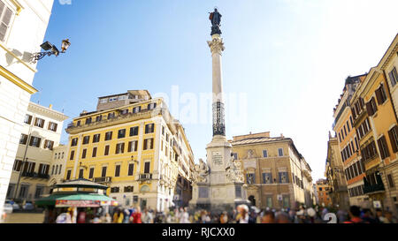 Vierge Marie statue sur la colonne sur la Piazza di Spagna à Rome, Italie Banque D'Images