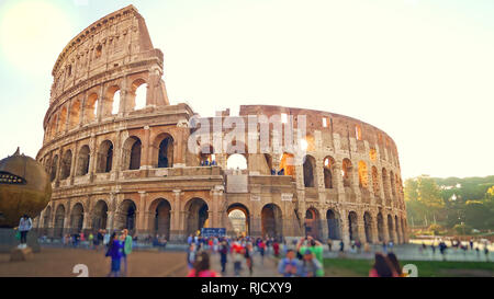 Colisée romain et les touristes tôt le matin à Rome, Italie Banque D'Images