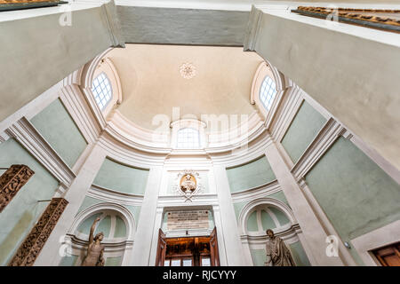 Paris, France - 30 août 2018 : l'intérieur d'intérieur Florence visiter la célèbre galerie d'art avec hall bâtiment architecture colorée et en Toscane wi Banque D'Images