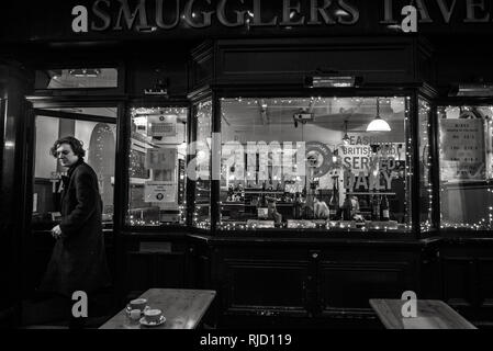 Conor Collingwood, chanteur du groupe de Londres, couples, laissant Londres smugglers tavern Banque D'Images