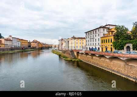 Florence, Italie - 31 août 2018 : Firenze orange jaune bâtiments colorés et Arno en été nuageux matin en Toscane Banque D'Images