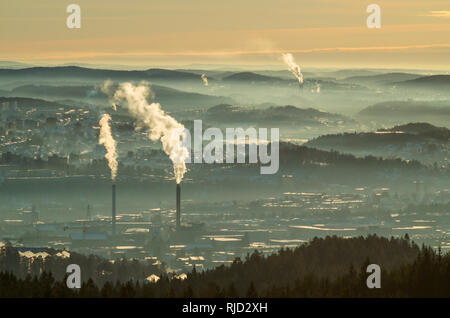 Vallée d'Oslo rempli par le smog, brouillard ou brume en hiver calme au coucher du soleil. Banque D'Images