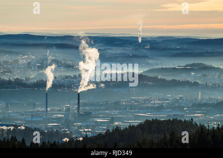 Vallée d'Oslo rempli par le smog, brouillard ou brume en hiver calme au coucher du soleil. Banque D'Images