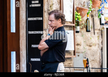 Orvieto, Italie - 3 septembre 2018 : cafe restaurant italien signe extérieur par street en Ombrie avec manager propriétaire chef looking at menu dans ville historique Banque D'Images