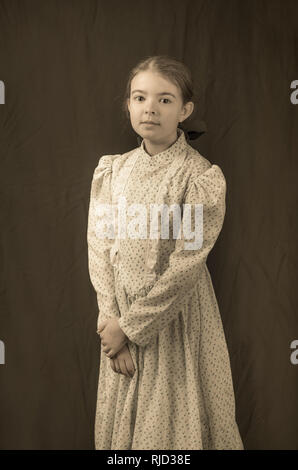 Petite fille au début du xxe siècle dans des vêtements anciens replica photo. Banque D'Images