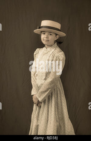 Antique réplique photo de petite fille au tournant du 20e siècle les vêtements. Banque D'Images