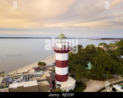 HILTON HEAD, UNITED STATES-Décembre 29, 2018 non identifié : touristes visitent le Harbour Town lighthouse à Hilton Head, Caroline du Sud dans cette antenne vi Banque D'Images