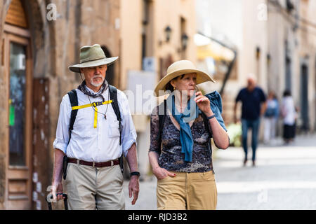 Orvieto, Italie - septembre 3, 2018 : l'Italien de la rue en plein air en Ombrie ville historique village ville cobblestone road ruelle étroite avec des gens touristes cou Banque D'Images