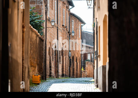 Orvieto, Italie italien piscine rue vide en Ombrie ville historique village ville route pavée, ruelle étroite typique avec des murs orange Banque D'Images