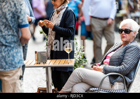 Orvieto, Italie - septembre 3, 2018 : l'Italien de la rue en plein air en Ombrie ville historique village ville avec les gens et les touristes senior woman drinking Banque D'Images