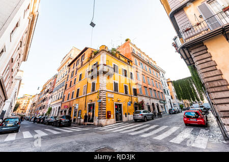 Rome, Italie - 5 septembre 2018 : l'intersection de la rue italienne à l'extérieur de la ville historique en grand angle matin route avec personne au coin de Monti bu jaune Banque D'Images