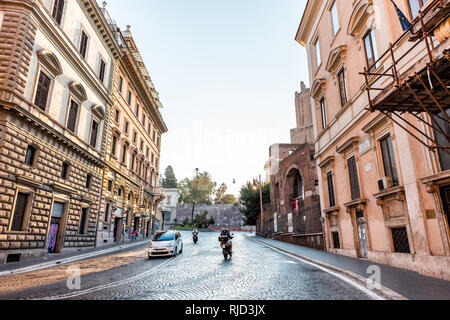 Rome, Italie - 5 septembre 2018 : rue pavée italienne à l'extérieur de la ville historique en grand angle et de la route du matin en moto quartier Monti Banque D'Images