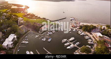 Vue aérienne du port de la ville, l'Hilton Head, Caroline du Sud, le phare et le port de plaisance. Banque D'Images