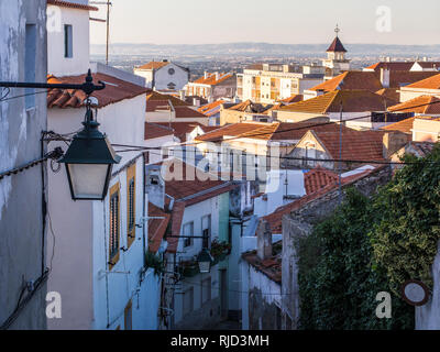 Rue de la vieille ville de Palmela, district de Setubal, au sud de Lisbonne au Portugal, au coucher du soleil. Banque D'Images