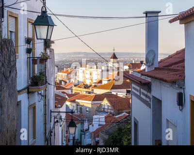 Rue de la vieille ville de Palmela, district de Setubal, au sud de Lisbonne au Portugal, au coucher du soleil. Banque D'Images