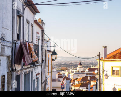 Rue de la vieille ville de Palmela, district de Setubal, au sud de Lisbonne au Portugal, au coucher du soleil. Banque D'Images