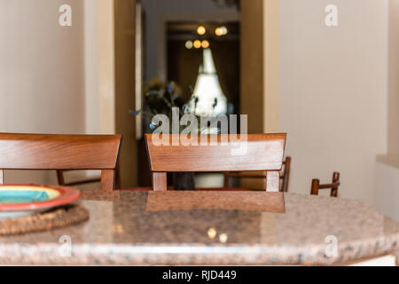 Orange marron moderne en bois, comptoir de cuisine et comptoir de granit bar avec deux chaises en petit appartement avec des selles et la plaque vide Banque D'Images