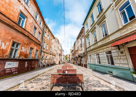 Lviv, Ukraine - 1 août 2018 : paysage urbain historique de la ville de Lvov polonais ukrainien pendant la journée allée bâtiments dans la vieille ville avec la rue benche Banque D'Images