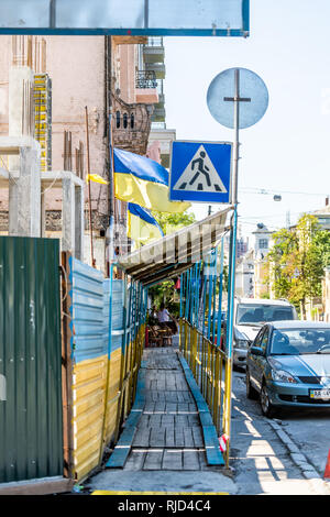 Kiev, Ukraine - le 11 août 2018 : rue de la route de Kiev à l'été et à l'échafaud en construction pavillon ukrainien couleurs avec trottoir et des voitures en stationnement par crossw Banque D'Images