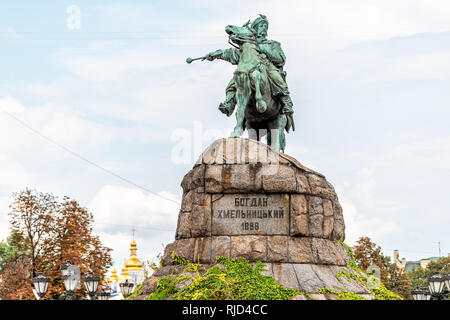 Kiev, Ukraine vue sur la vieille ville historique de Kiev Podil avec Bogdan chmielnicki monument et signer Banque D'Images