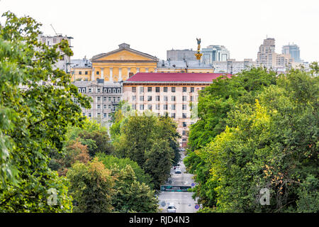 Kiev, Ukraine - le 12 août 2018 : High angle view of Kiev street road en été Peter's Alley avec des arbres et des voitures en signe de la circulation avec cityscape de Mai Banque D'Images