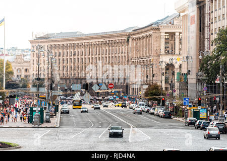 Kiev, Ukraine - le 12 août 2018 : la route de Kiev à l'été célèbre Khreschatyk street et voitures dans les panneaux de circulation avec de nombreuses personnes Banque D'Images