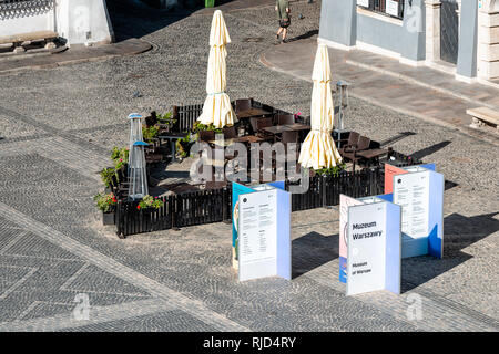 Varsovie, Pologne - 22 août 2018 : place du marché de la vieille ville en matinée avec personne et vide rue pavée avec des signes pour Museum Banque D'Images