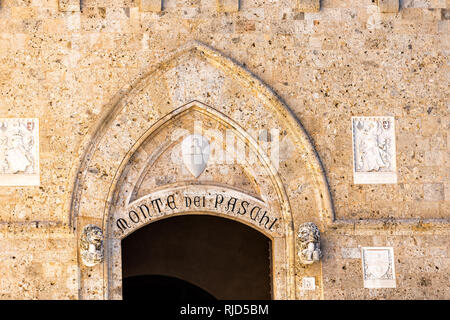 Sienne, Italie - 27 août 2018 : Ouvrir une vieille ville médiévale historique village de Toscane pour Monte dei Paschi de Sienne sur la création d'entrée Banque D'Images