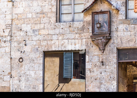 Sienne, Italie gros plan extérieur de l'immeuble sur rue dans la vieille ville médiévale historique village de Toscane avec personne et miroir réflexion et renaissance Banque D'Images