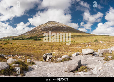 En regardant vers le Mont Errigal, l'une des montagnes les plus emblématiques de l'Irlande, de rocheux de granit Donegal principale près de Dunlewy, comté de Donegal, Irlande Banque D'Images