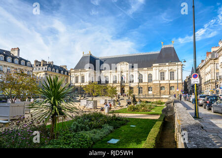Façade du Palais du Parlement de Bretagne, qui abrite la cour d'appel de Rennes, par une journée ensoleillée sous un ciel bleu profond. Banque D'Images