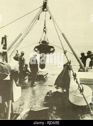 . CEL 20K-propulseur actionné l'ancre. Des amarres ; ancres. La figure 1. CEL 20K d'être placés à partir d'un gauchissement de la Marine remorqueur.. Veuillez noter que ces images sont extraites de la page numérisée des images qui peuvent avoir été retouchées numériquement pour plus de lisibilité - coloration et l'aspect de ces illustrations ne peut pas parfaitement ressembler à l'œuvre originale.. Taylor, R. J. Port Hueneme, Californie : Laboratoire de Génie Civil, Construction navale Centre Bataillon Banque D'Images