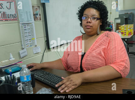 Une femme afro-américaine s'assied à son des, le 8 août 2016, à la Cleveland Career Development & Technology Center à Cleveland, Mississippi. Banque D'Images