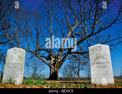 Deux soldats confédérés inconnus sont parmi plusieurs enterré sur la colline derrière le Centre d'interprétation de la guerre civile à Corinthe, au Mississippi. Banque D'Images