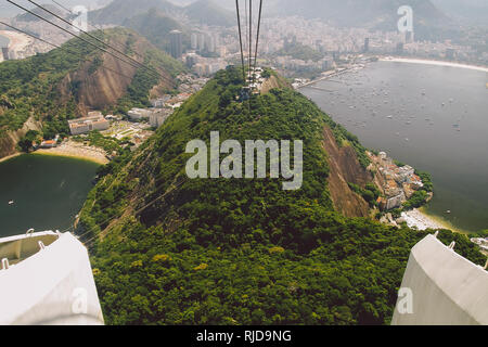 Le téléphérique pour le Pain de Sucre, Rio de Janeiro, Brésil Banque D'Images