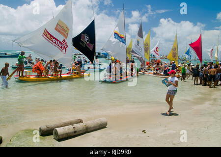 Porto de Galinhas, Brésil - 24 Février 2009 : aux personnes bénéficiant d'une journée chaude sur le bateau de pêche (Jangada) à Porto de Galinhas, Pernambuco, Brésil Banque D'Images